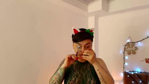 Snapshot of kat_paradisse chatting on 12-21-25, 12:12 kat paradisse online show from 12-21-25, 12:12