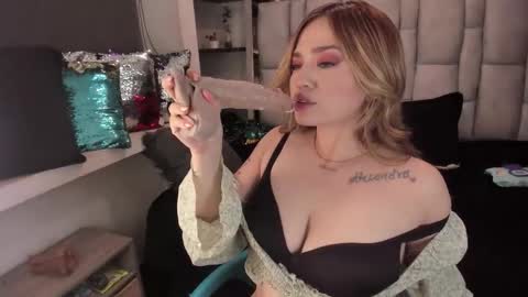 Snapshot of katahoot_ chatting on 10-15-25, 03:39 K A T A H O O T online show from 10-15-25, 03:39