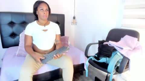 Snapshot of katalella___murillo chatting on 05-29-26, 12:25 katalella online show from 05-29-26, 12:25