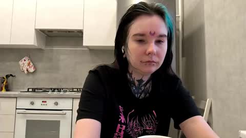 Snapshot of katelynnjenness chatting on 02-03-26, 06:22 Milana online show from 02-03-26, 06:22