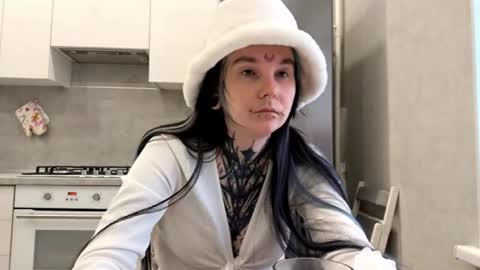 Snapshot of katelynnjenness chatting on 02-15-26, 06:10 Milana online show from 02-15-26, 06:10