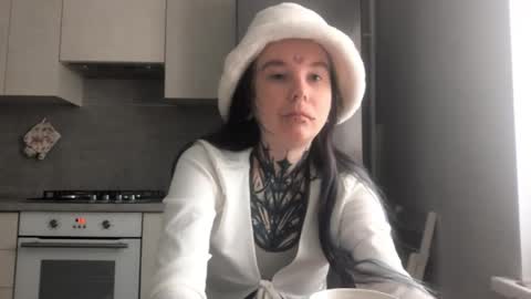 Snapshot of katelynnjenness chatting on 02-27-26, 04:23 Milana online show from 02-27-26, 04:23