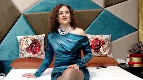 KateQueenston --  online show from 10-20-25, 10:32