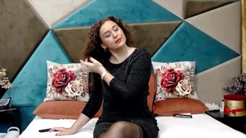 KateQueenston --  online show from 10-21-25, 07:14