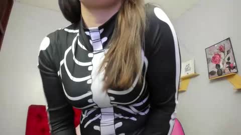 Paola online show from 10-30-25, 01:12