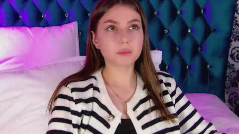 Snapshot of katiereeves chatting on 11-18-25, 06:12 katiereeves online show from 11-18-25, 06:12