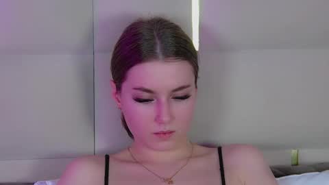 Snapshot of katiereeves chatting on 11-25-25, 06:08 katiereeves online show from 11-25-25, 06:08