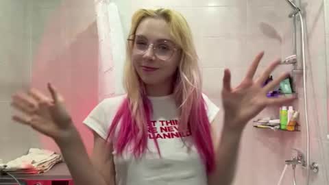 Snapshot of katrinsweets19 chatting on 12-16-25, 06:24 Katrin online show from 12-16-25, 06:24