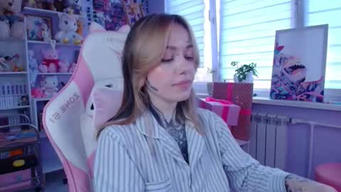 Snapshot of katrinwaifu chatting on 10-13-25, 01:33 Katrin online show from 10-13-25, 01:33