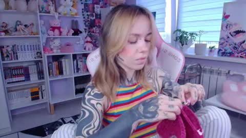 Snapshot of katrinwaifu chatting on 10-17-25, 02:30 Katrin online show from 10-17-25, 02:30