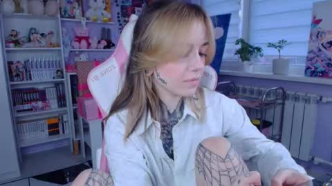 Snapshot of katrinwaifu chatting on 10-26-25, 01:39 Katrin online show from 10-26-25, 01:39