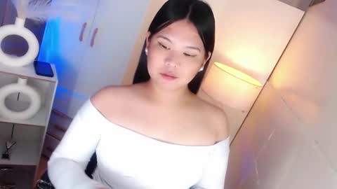 Snapshot of kayleepinay chatting on 03-16-26, 06:23 Y O U R F U T U R E K A Y L E E online show from 03-16-26, 06:23