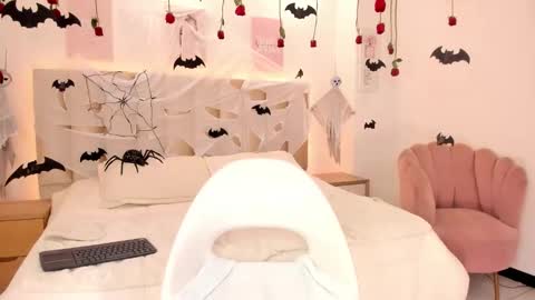 Amy Azaela  online show from 10-16-25, 10:44