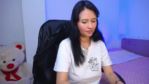 Snapshot of kelly_richardson1 chatting on 02-13-25, 10:43 elena online show from 02-13-25, 10:43