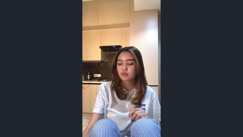 Snapshot of kelsiefeger chatting on 04-15-26, 07:58 Luna online show from 04-15-26, 07:58