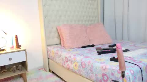 Snapshot of kendallrouse chatting on 06-19-26, 04:39 Kendall online show from 06-19-26, 04:39