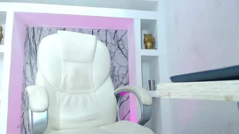 K E N D R A  online show from 02-06-25, 11:43