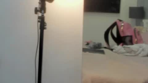 Snapshot of kendra_london chatting on 11-08-25, 11:10 Kendra London online show from 11-08-25, 11:10