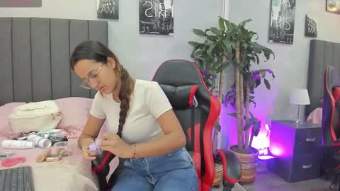 Snapshot of kendra_london chatting on 11-24-25, 11:32 Kendra London online show from 11-24-25, 11:32