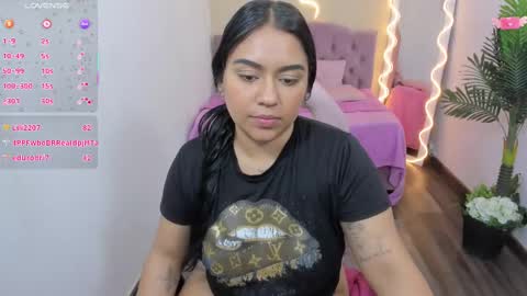 Snapshot of kendra_tay chatting on 02-13-25, 10:34 kendra online show from 02-13-25, 10:34