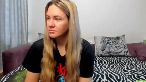 Snapshot of kendra_xx_ chatting on 09-15-25, 12:54 Kendra online show from 09-15-25, 12:54