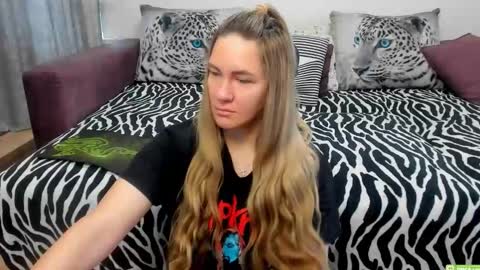 Snapshot of kendra_xx_ chatting on 09-24-25, 03:32 Kendra online show from 09-24-25, 03:32