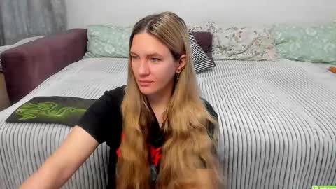 Snapshot of kendra_xx_ chatting on 10-10-25, 01:26 Kendra online show from 10-10-25, 01:26