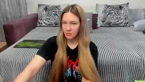 Snapshot of kendra_xx_ chatting on 10-20-25, 01:28 Kendra online show from 10-20-25, 01:28