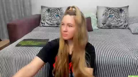 Snapshot of kendra_xx_ chatting on 10-22-25, 01:39 Kendra online show from 10-22-25, 01:39