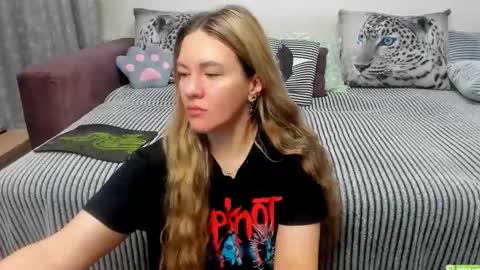 Snapshot of kendra_xx_ chatting on 10-29-25, 12:35 Kendra online show from 10-29-25, 12:35