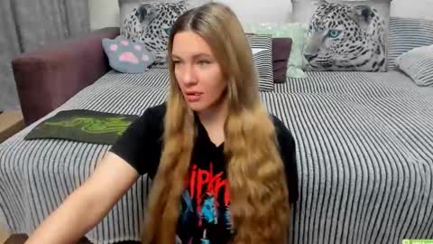 Snapshot of kendra_xx_ chatting on 10-31-25, 12:22 Kendra online show from 10-31-25, 12:22