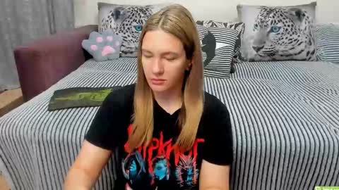 Snapshot of kendra_xx_ chatting on 11-17-25, 11:32 Kendra online show from 11-17-25, 11:32