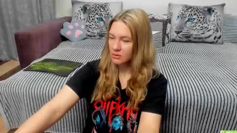 Snapshot of kendra_xx_ chatting on 11-20-25, 01:17 Kendra online show from 11-20-25, 01:17