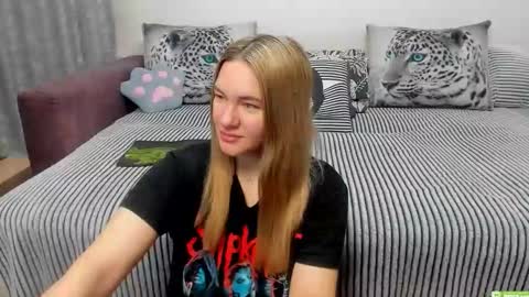 Snapshot of kendra_xx_ chatting on 11-24-25, 11:37 Kendra online show from 11-24-25, 11:37