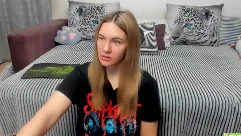Snapshot of kendra_xx_ chatting on 12-14-25, 11:42 Kendra online show from 12-14-25, 11:42