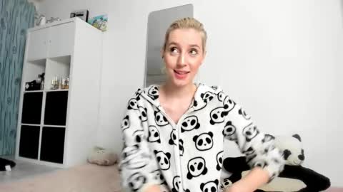 Kenzie online show from 10-18-25, 03:42