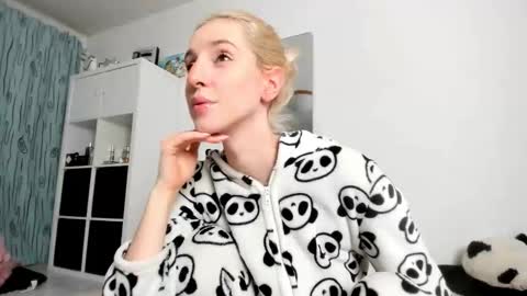 Kenzie online show from 11-09-25, 04:22