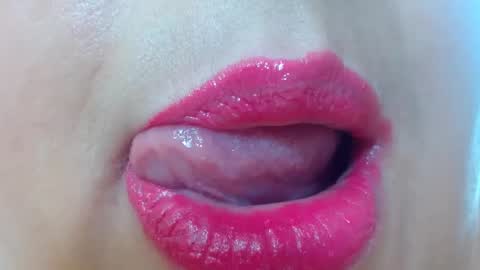 Snapshot of kerly_doll chatting on 01-10-25, 12:27 K E R L Y online show from 01-10-25, 12:27