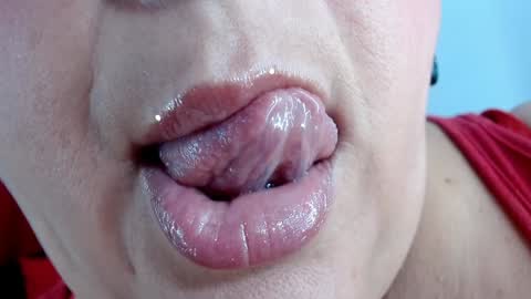 Snapshot of kerly_doll chatting on 01-14-25, 06:17 K E R L Y online show from 01-14-25, 06:17