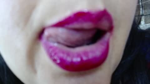Snapshot of kerly_doll chatting on 01-15-25, 06:29 K E R L Y online show from 01-15-25, 06:29