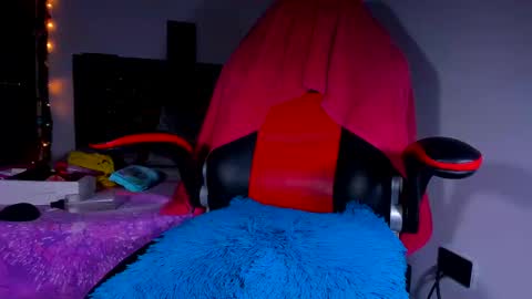 Kerlysmith24 online show from 12-18-24, 08:47