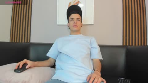 Snapshot of kevinn_blue chatting on 09-14-25, 07:57 Sexy Hot Kevin online show from 09-14-25, 07:57