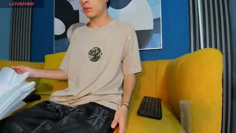 Snapshot of kevinn_blue chatting on 09-17-25, 09:49 Sexy Hot Kevin online show from 09-17-25, 09:49