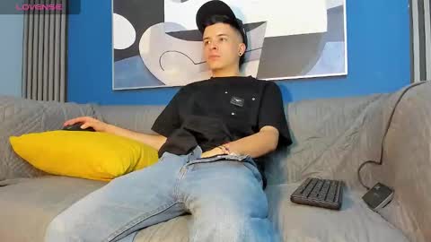 Snapshot of kevinn_blue chatting on 09-19-25, 07:47 Sexy Hot Kevin online show from 09-19-25, 07:47