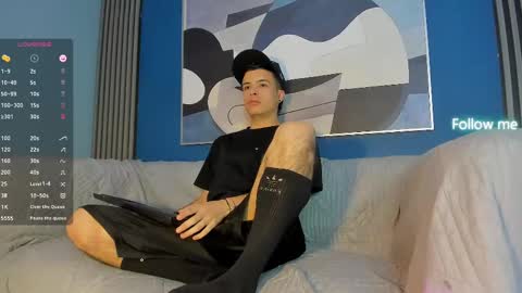 Snapshot of kevinn_blue chatting on 09-30-25, 09:53 Sexy Hot Kevin online show from 09-30-25, 09:53