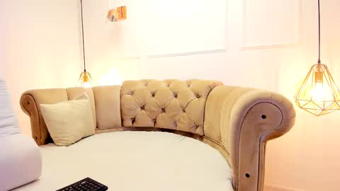 Khloe online show from 02-25-25, 04:03