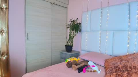 Snapshot of kiana_cream chatting on 01-12-25, 01:48 N M online show from 01-12-25, 01:48