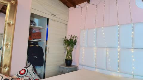 Snapshot of kiana_cream chatting on 01-15-25, 11:32 N M online show from 01-15-25, 11:32