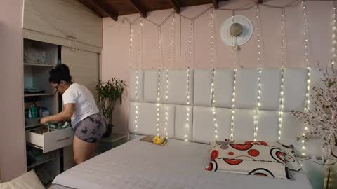 Snapshot of kiana_cream chatting on 01-29-25, 11:30 N M online show from 01-29-25, 11:30