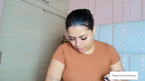 Snapshot of kiana_cream chatting on 02-01-25, 11:43 N M online show from 02-01-25, 11:43